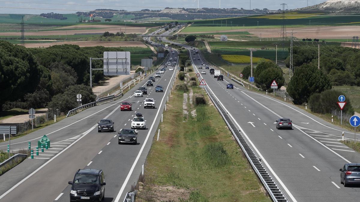 Trafico de vehículos en la A-6 a la altura de la localidad vallisoletana de Tordesillas.