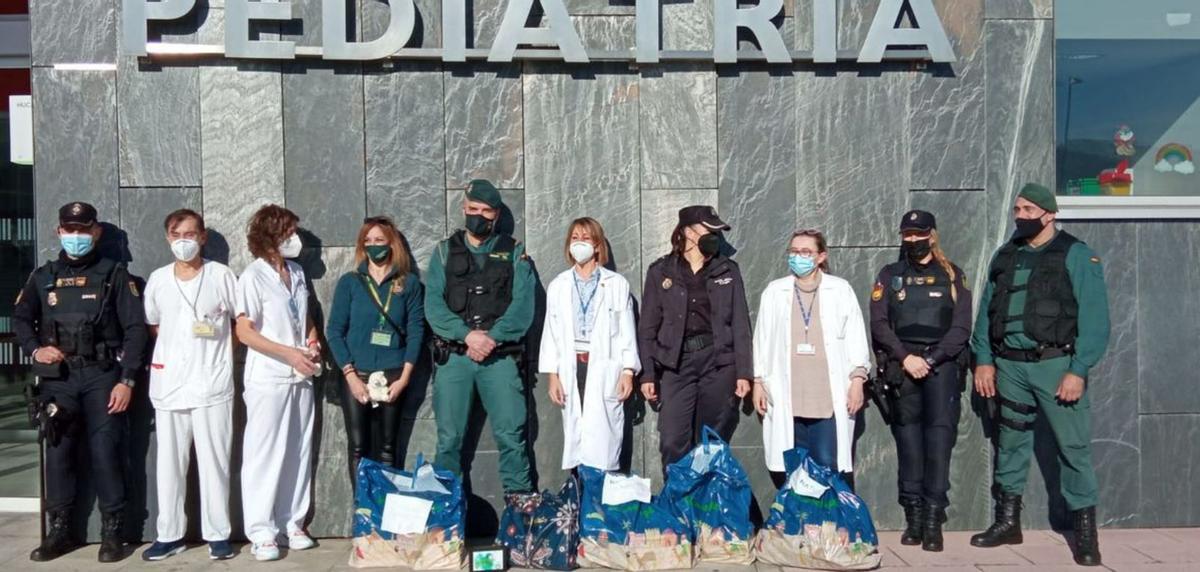 Los cuerpos de seguridad entregan juguetes al HUCA | LNE