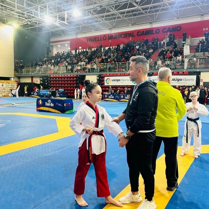 El entrenador del Club Patiño, Miguel Patiño, con Valeria Soto antes de una de las pruebas del campeonato.