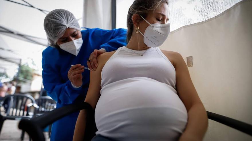 Vacunación a una mujer embarazada.