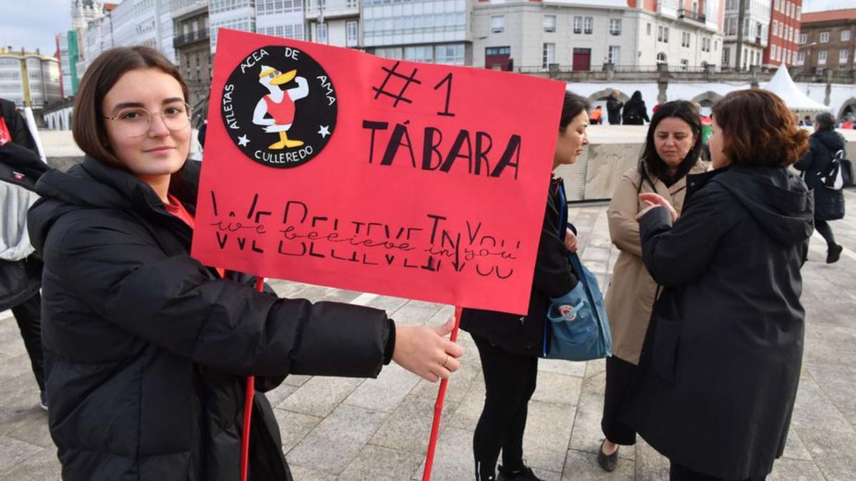 Una cariñosa pancarta de recuerdo a Juan Tábara.   | // VÍCTOR ECHAVE