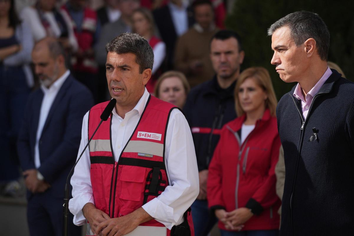 Pedro Sánchez con carlos Mazón, el 31 de octubre de 2024, en una visita a l'Eliana tras la dana.