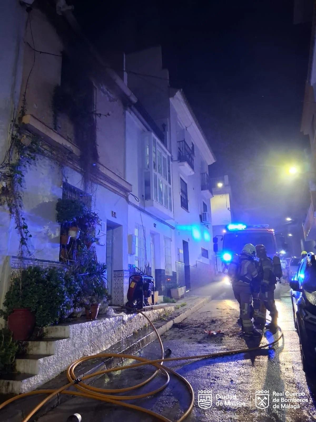 Bomberos intervienen en un incendio en el que ha resultado fallecida una persona