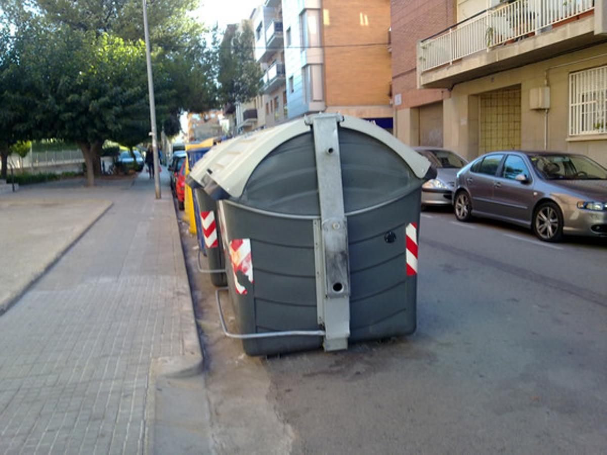 Un contenidor que treu visibilitat.A la foto es veu com els contenidors situats al costat del gual de la sortida del pàrquing comunitari del carrer de Lluís Puigjaner, 26, d’Olesa de Montserrat, posen en perill els vehicles que circulen pel carrer i els que surten de l’estacionament, ja que la visibilitat és deficient. Fins que no es té mig cotxe al carril no es veu res. Hem demanat a l’ajuntament que canviï els dipòsits d’escombraries a un altre lloc, però ni cas.