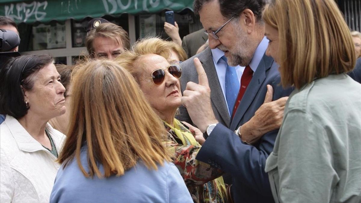 El líder del PP, Mariano Rajoy, con la secretaria general de su partido, Dolores de Cospedal, en un paseo por Guadalajara