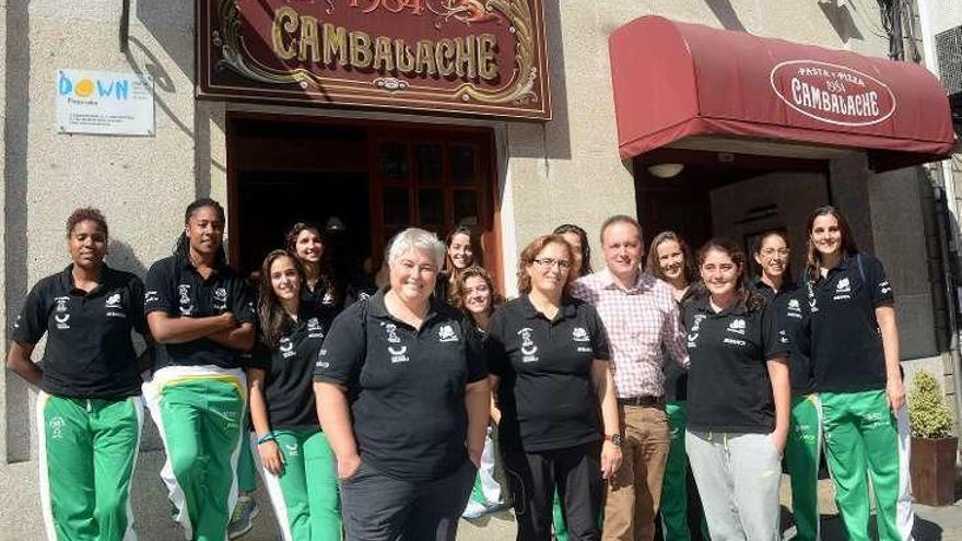 Jugadoras del Arxil antes de la firma del convenio. // R.V.