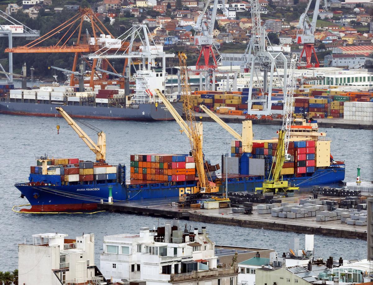 Llega a Vigo un buque mercante con un espectacular corrimiento de carga causado por el fuerte oleaje