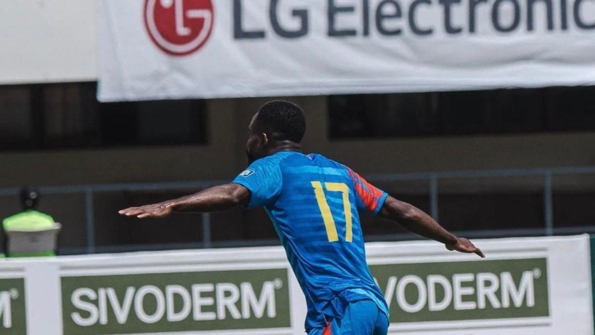 Cédric Bakambu al anotar con RD Congo ante Togo