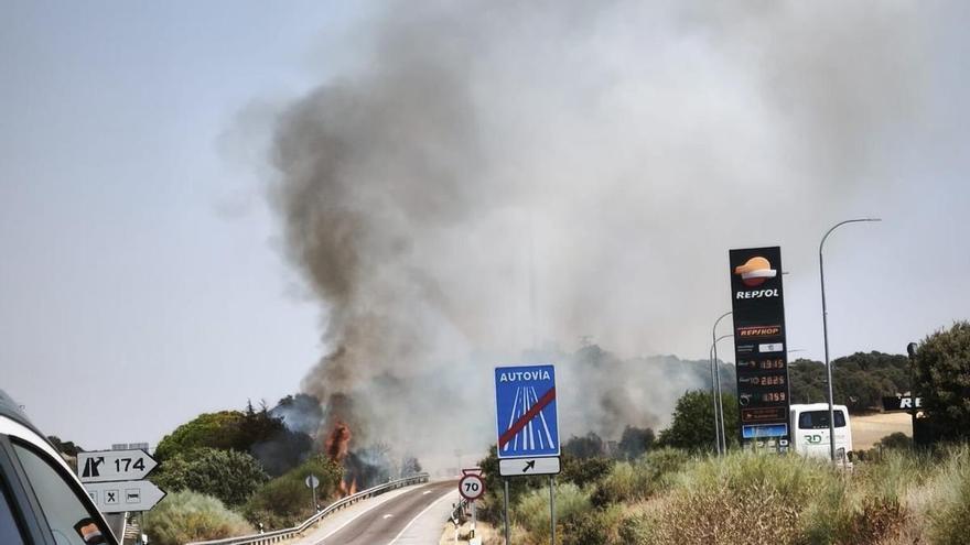 Dos incendios en la provincia de Cáceres obligan a cortar un carril de la A-5 y activar el nivel 1 de peligrosidad