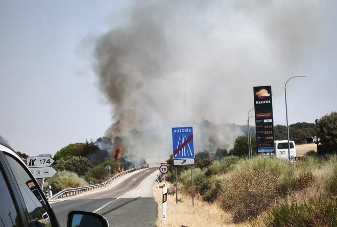 Dos incendios en la provincia de Cáceres obligan a cortar un carril de la A-5 y activar el nivel 1 de peligrosidad