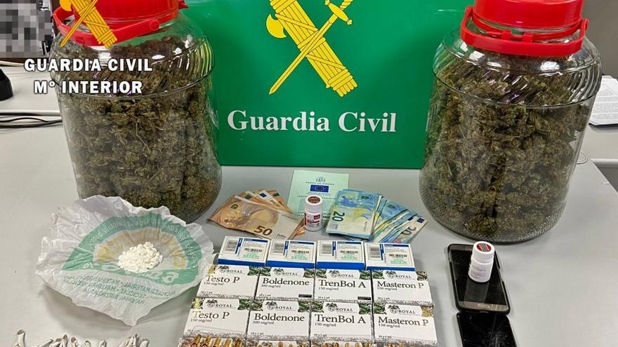 La droga y otros objetos incautados por la Guardia Civil al vecino de Santa Amalia detenido.