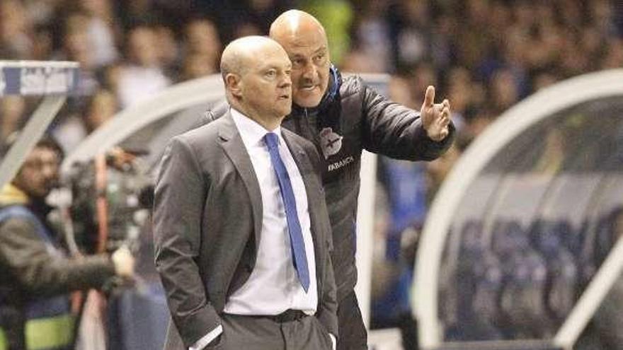 Pepe Mel y Roberto Ríos, durante un partido en Riazor.