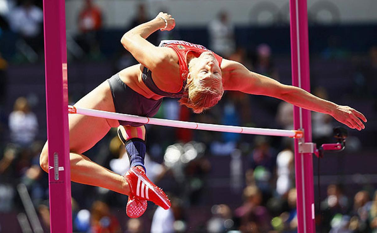 La atleta alemana Jennifer Oeser compite en el salto de altura de heptatlón femenino.