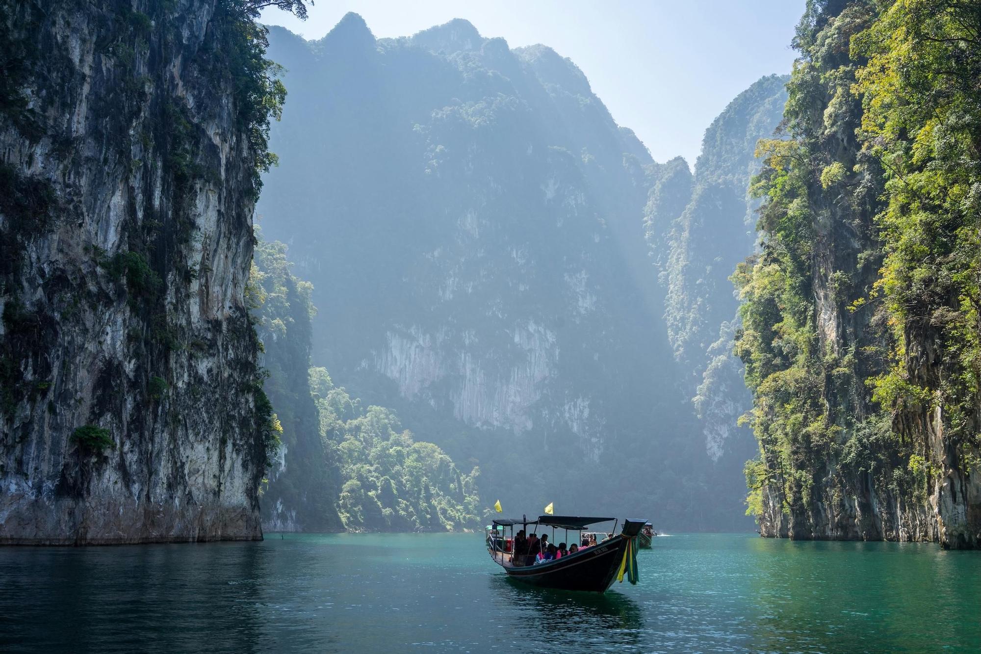 Uno de los países más completos de Asia: templos dorados, selvas con lagos turquesa y playas entre acantilados