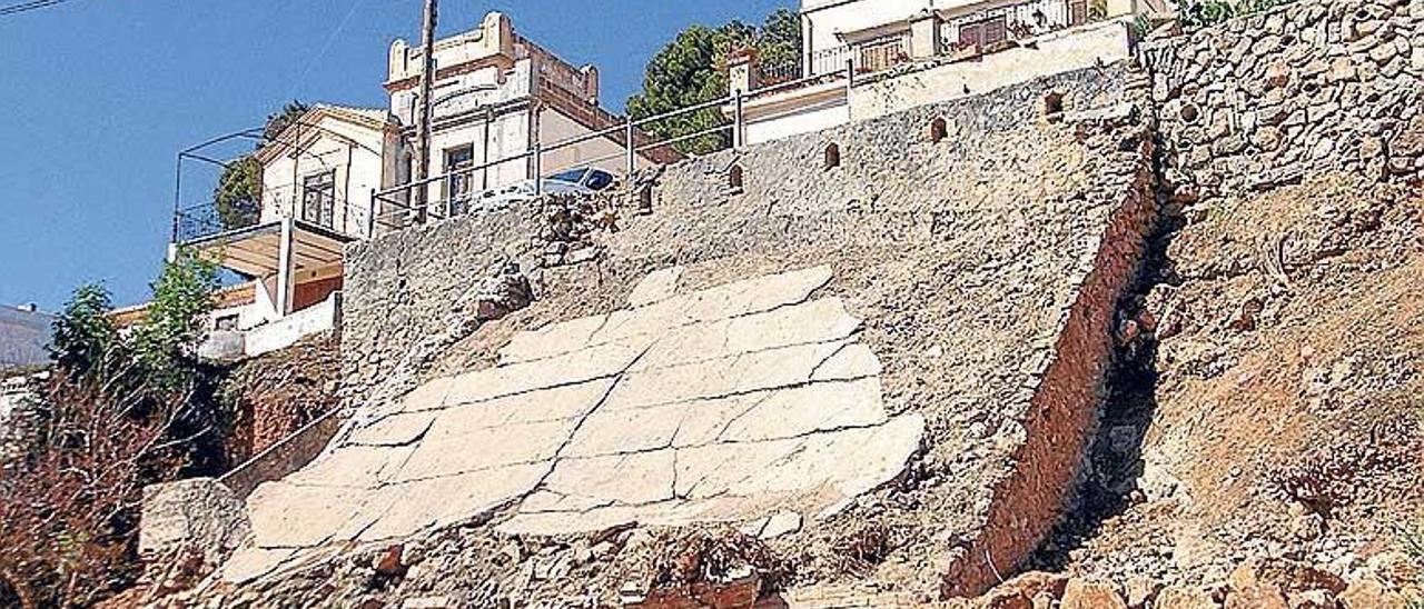 La puerta de entrada, enmarcada por un arco de ladrillos, se tapió hace mucho tiempo. Tras la guerra, el refugio fue un almacén de útiles de pesca. Todavía quedan redes dentro.