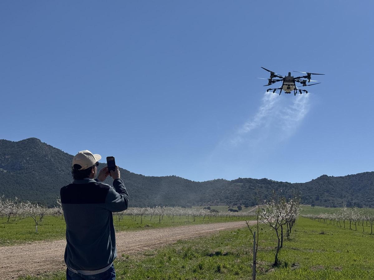 Demostración de drones agrícolas en la finca Solebromino, en Huéscar, durante una jornada centrada en la pulverización.