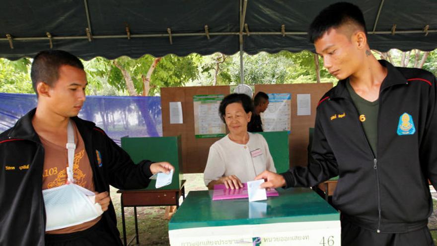 Dos soldados votan en el referéndum de Tailandia.
