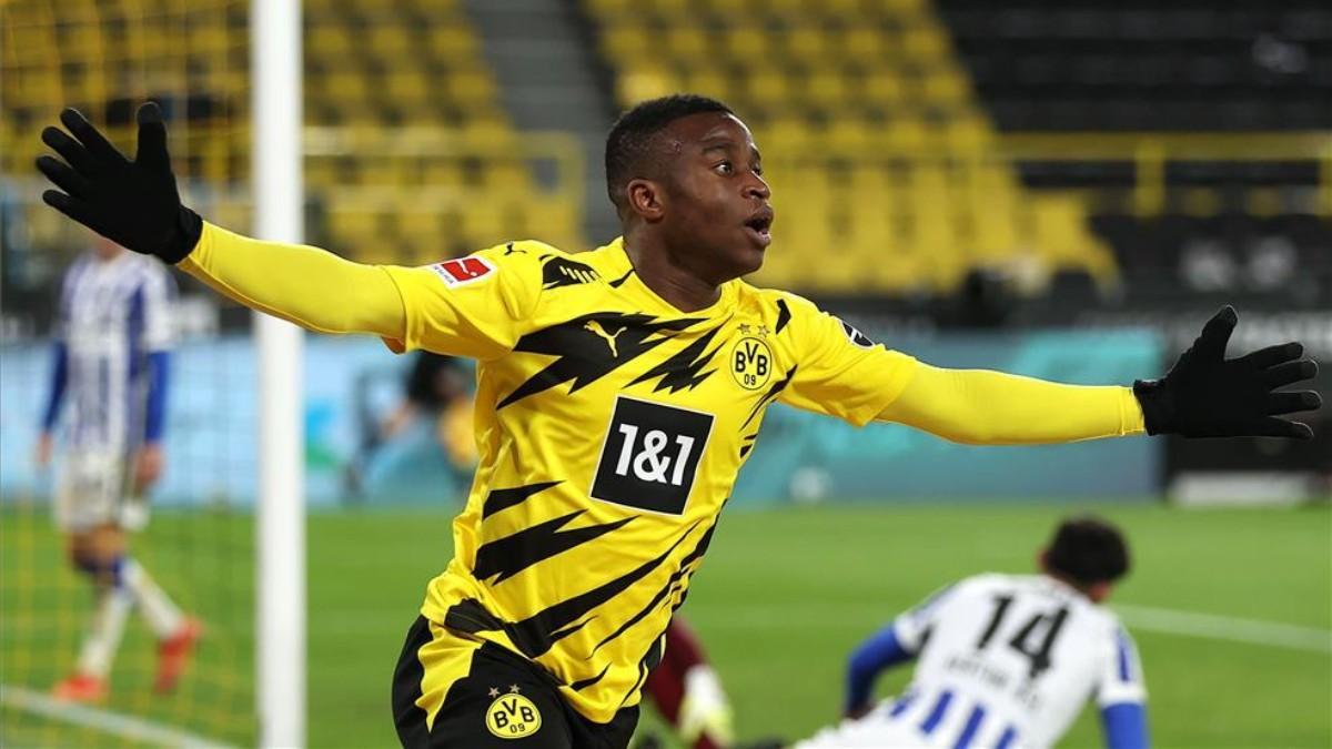 Youssoufa Moukoko celebra un gol con el Borussia Dortmund.