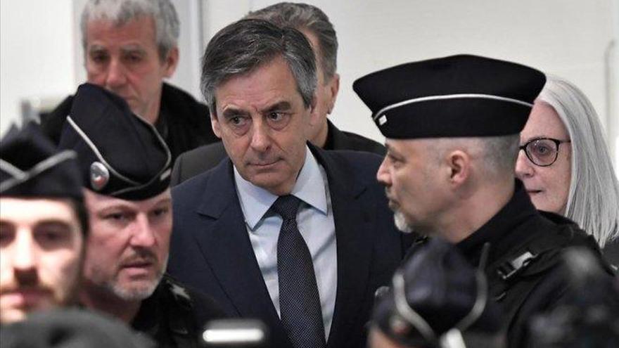 El exprimer ministro francés Fillon se enfrenta a 10 años de cárcel por malversación