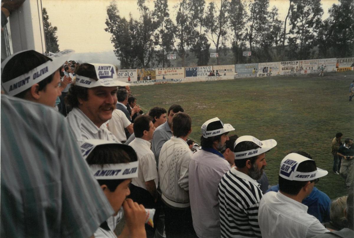 Afició olivera en el Morer, durant la promoció d’ascens a 2B en 1990, front al Torrent.