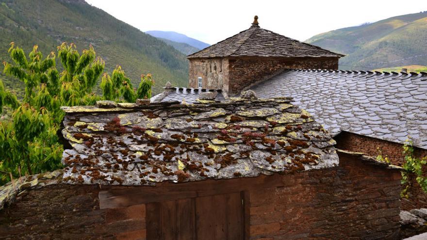 Casona del siglo XVI en San Emiliano, Allande.