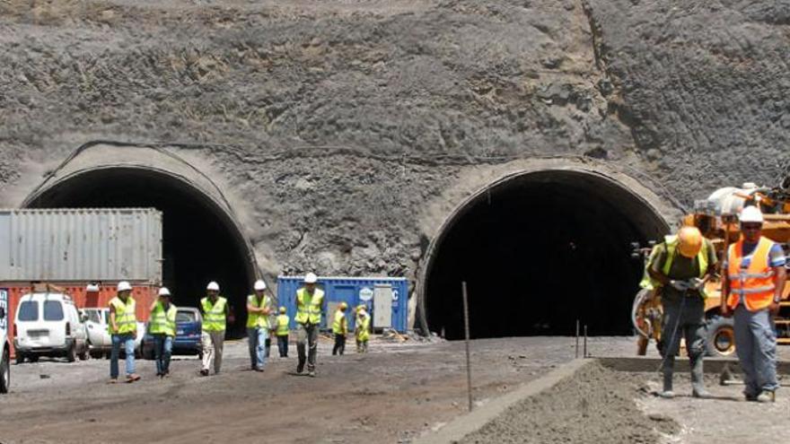 Túneles de la carretera de La Aldea para cruzar el Andén Verde. | santi blanco