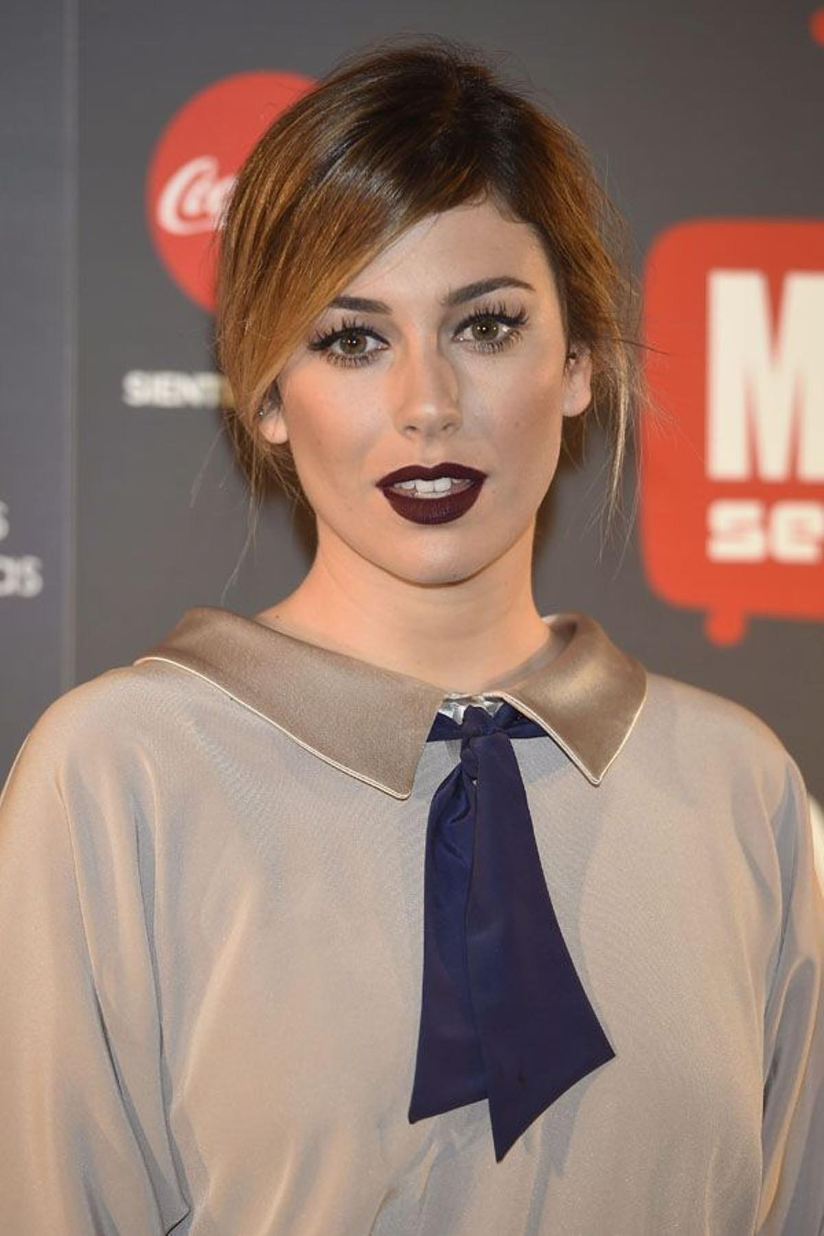 Blanca Suárez, con camisa beige con lazada azul