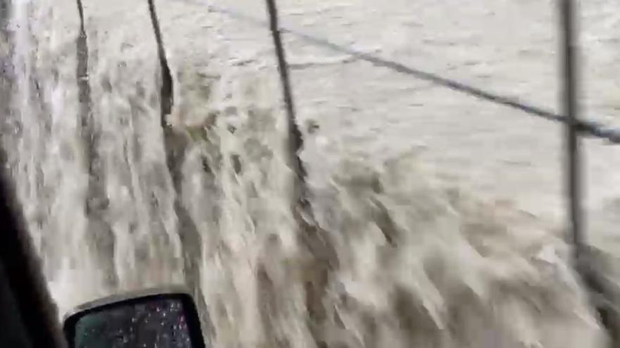 La intensa lluvia provoca cascadas de agua en Morella