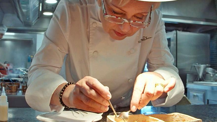 Susi Díaz elaborando uno de sus característicos platos en la cocina de su restaurante, en dos fotogramas del documental.