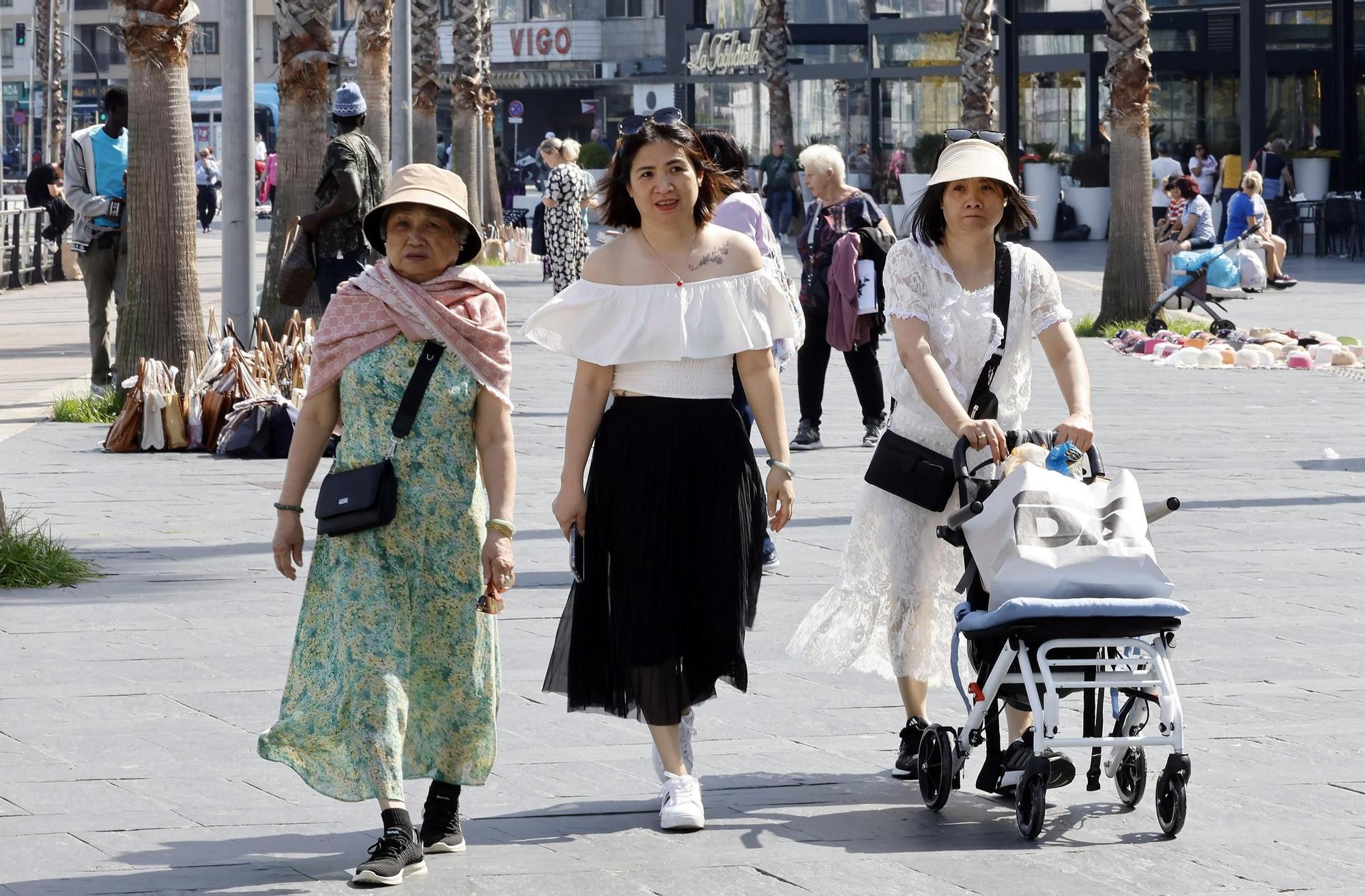 Visitantes y cruceristas del Island Sky y Costa Favolosa animaron un Vigo soleado