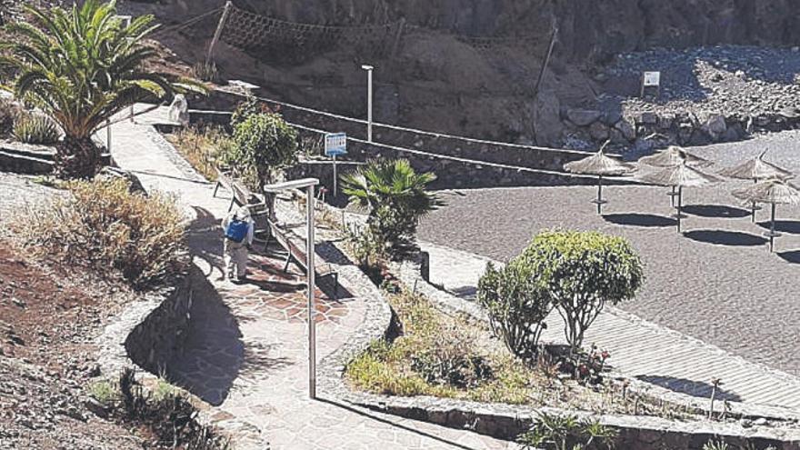 Tareas de desinfección en una playa de Adeje.