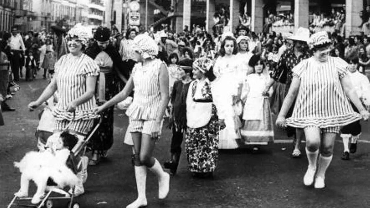 Público y mascaritas en la cabalgata del Carnaval de 1976