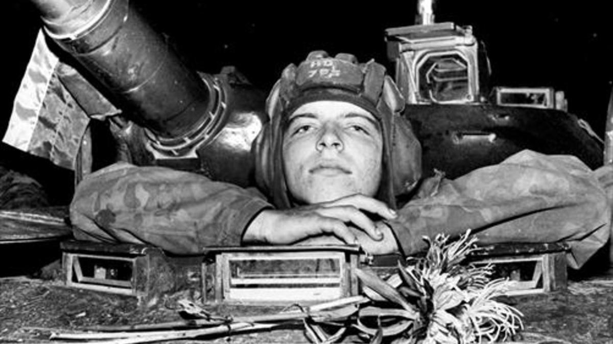 Un soldado soviético observa desde su tanque el Parlamento, en agosto de 1991.