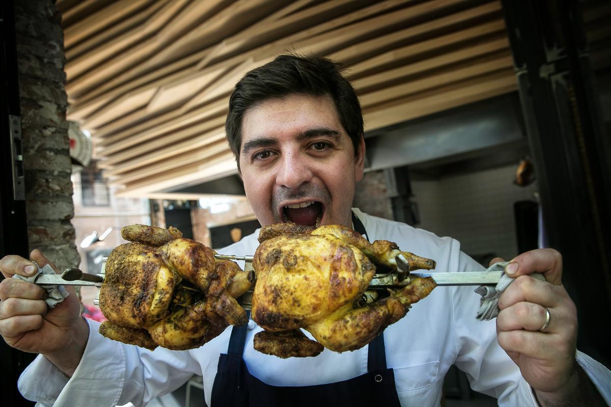 Eugeni de Diego, con unos pollos a l'ast en A Pluma.