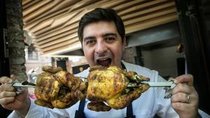 Eugeni de Diego, con unos pollos a l’ast en A Pluma.