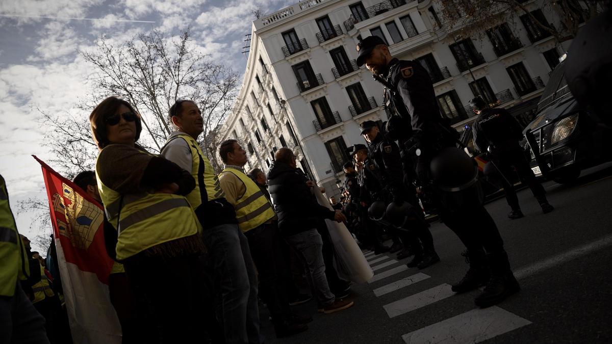 Agricultores concentrados en la Puerta de Alcalá (Madrid).