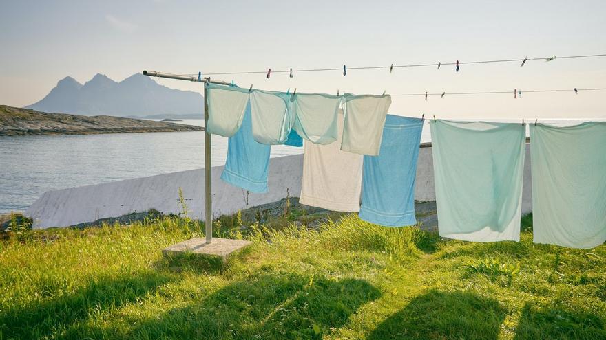 Estos son los consejos para secar la ropa en casa sin afectar la calidad del aire y la salud
