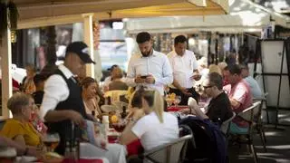 Ciutat Vella lanza un plan de usos anti suvenirs, tiendas cannábicas, de manicuras y de carcasas de móviles