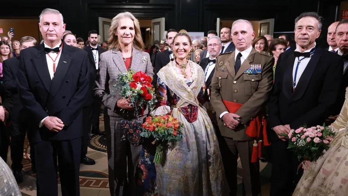 La infanta Elena, que llevó a cabo la entrega de premios, con la "Regina"
