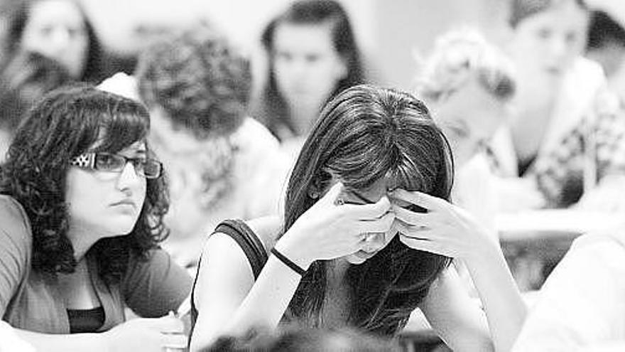 Alumnas, de exámenes en el campus de Gijón.