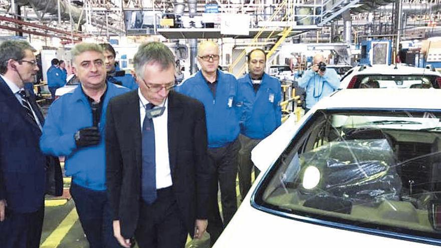 Carlos Tavares, ayer, durante su visita a la factoría de Iran Khodro (IKCO) en Teherán (Irán). // G.P.