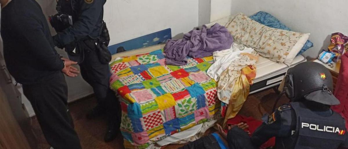 Policías detienen en Cala Major a los acusados de abusos.