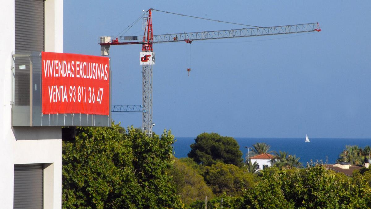 Cartel anunciador de una promoción de viviendas de lujo en Sitges, en una imagen de archivo.