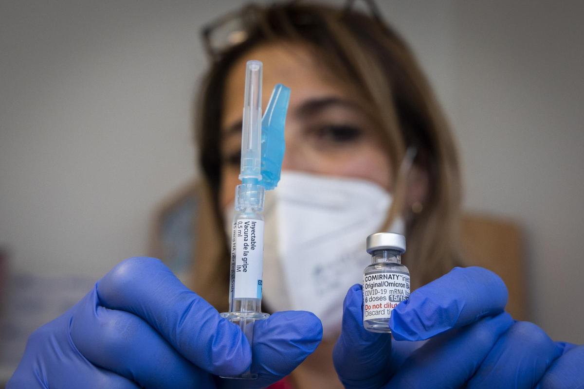 Valencia. Inicio de vacunacion conjunta contra la gripe y la covid-19 a mayores de 80 años en el ambulatorio Miguel Servet