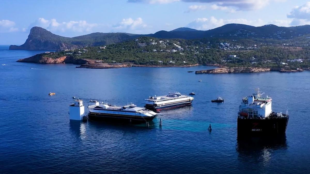 El carguero 'Red Zed 1' libera los buques de Trasmapi en la bahía de Sant Antoni