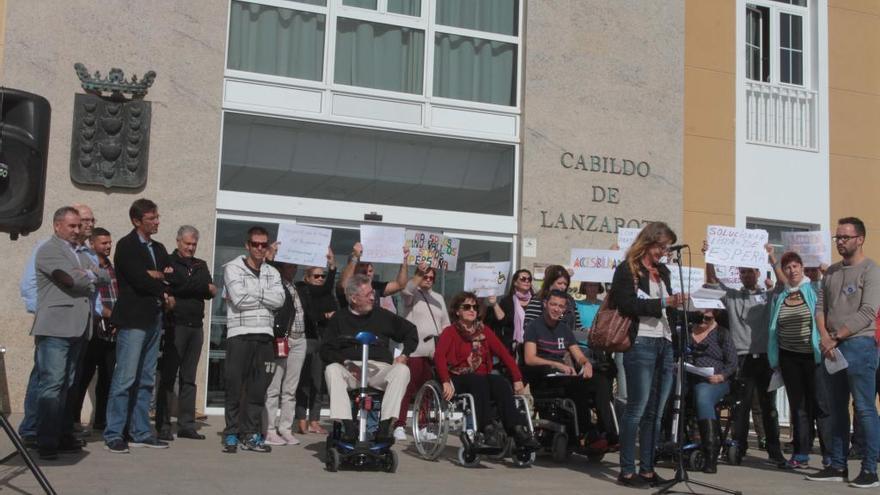Acto de la asociación de esclerosis múltiple, este lunes, en la entrada principal del Cabildo de Lanzarote.