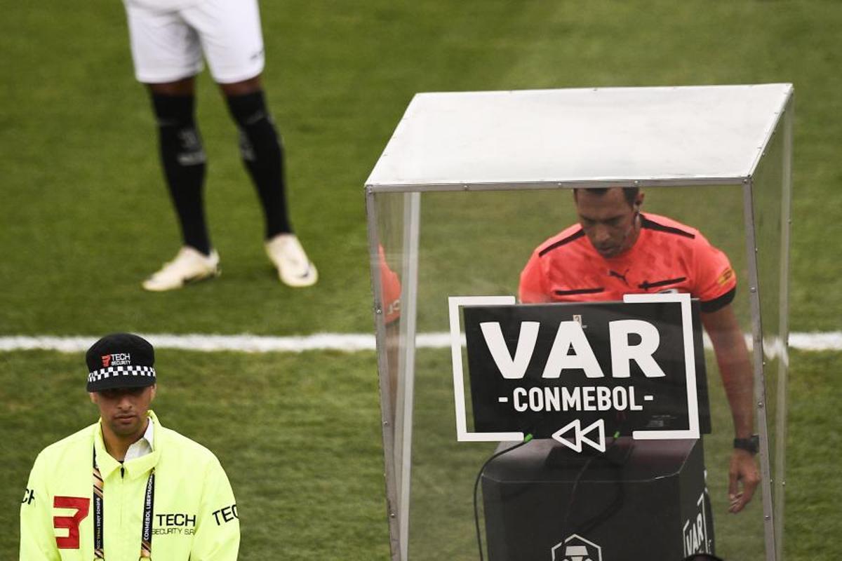 Facundo Tello realiza una revisión en campo con ayuda del VAR
