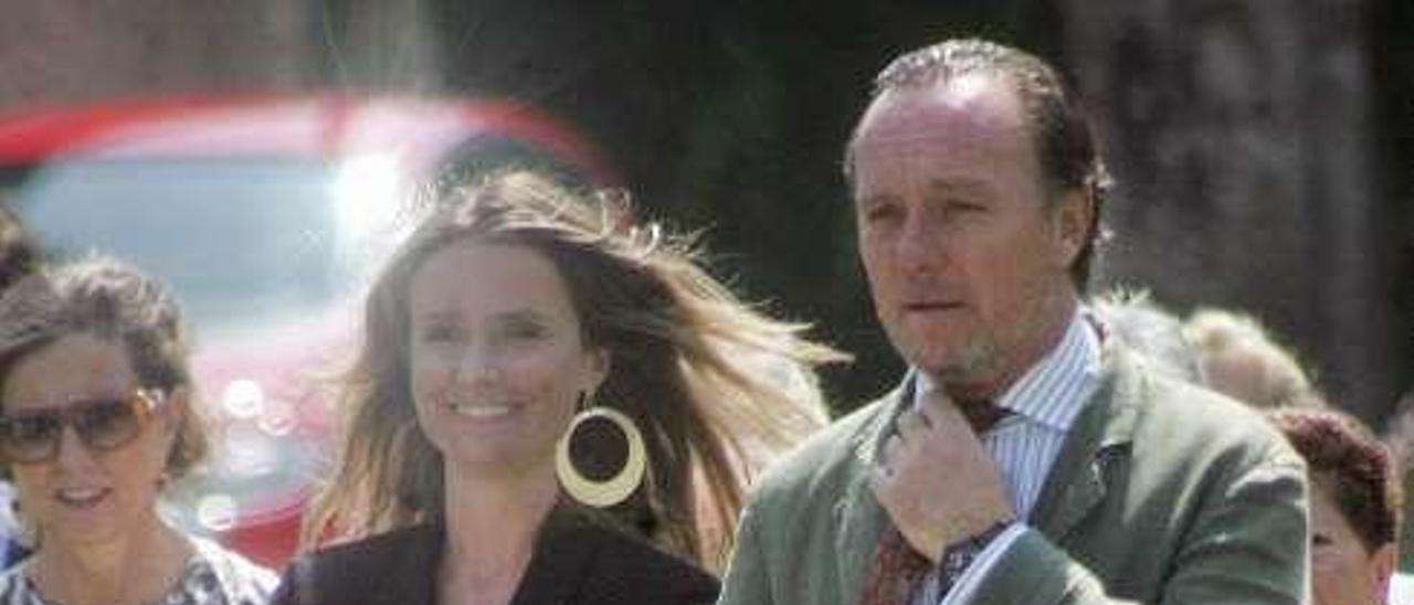 Pablo de Hohenlohe y Medina y su esposa, María del Prado, tras la celebración de la misa en la capilla.