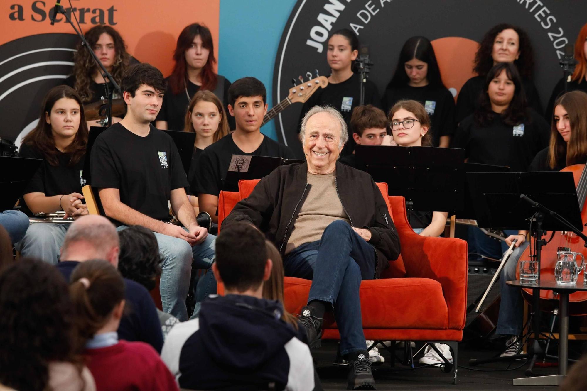 Así fue el encuentro de Serrat con estudiantes asturianos