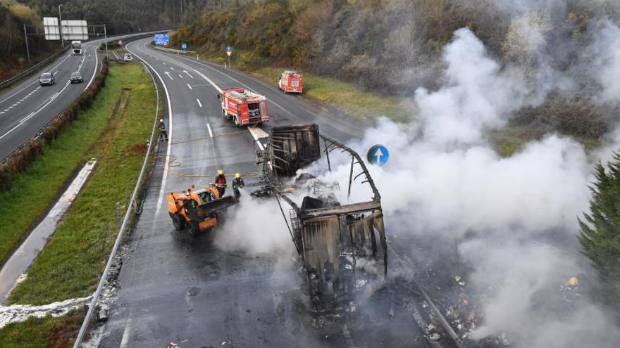 El camión, calcinado por completo, tras el incendio en la A-6. |   // V. ECHAVE